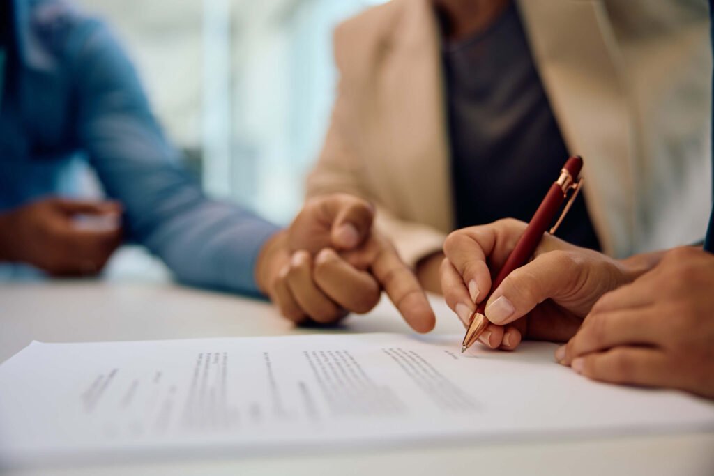 Contratos Laborales en Paraguay: Cómo Evitar Demandas y Proteger tu Empresa